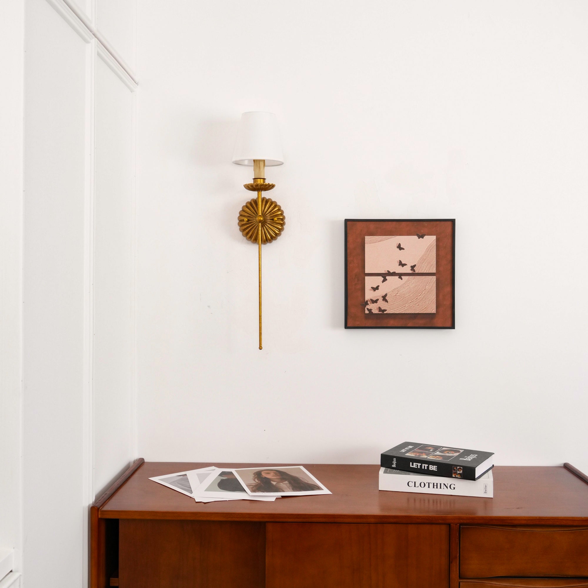 Axiom Wandlamp van Antiek Goudmetaal en Vintage Industrieel Stof
