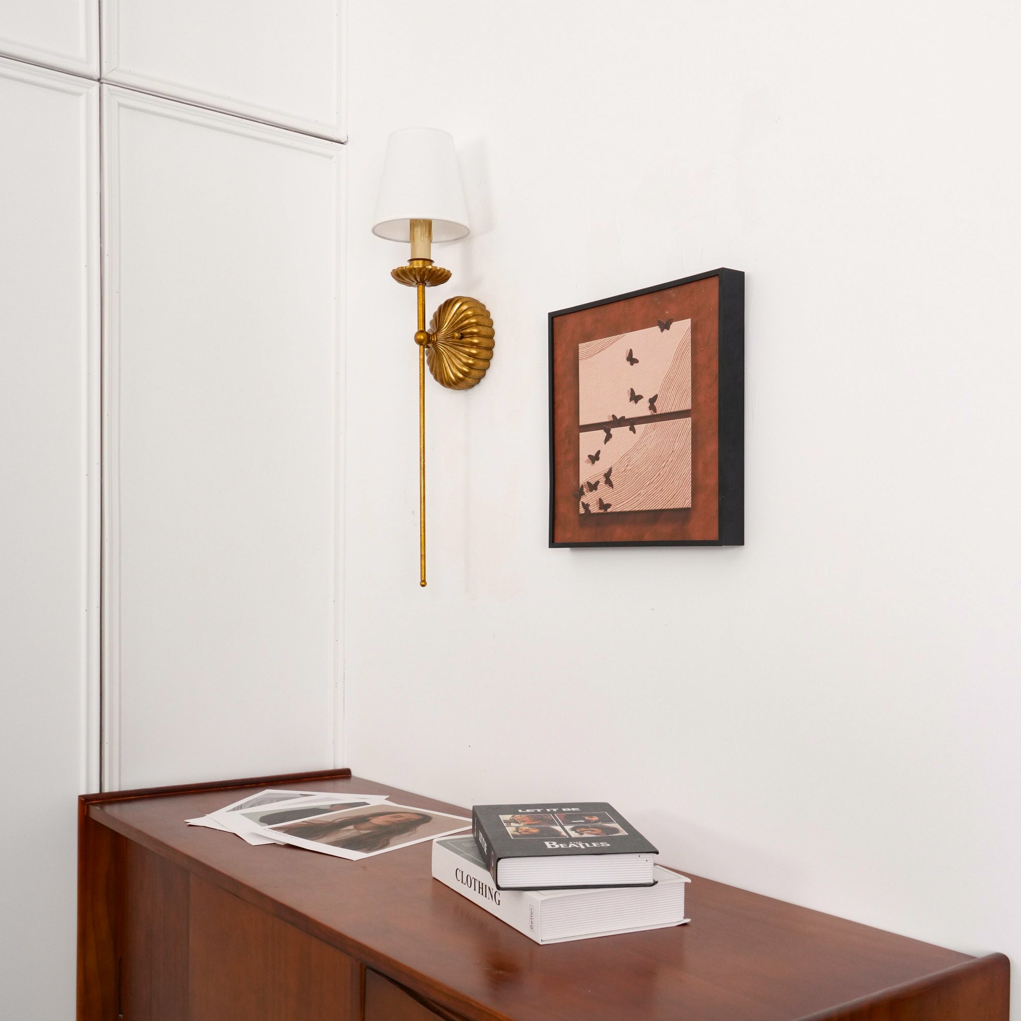 Axiom Wandlamp van Antiek Goudmetaal en Vintage Industrieel Stof