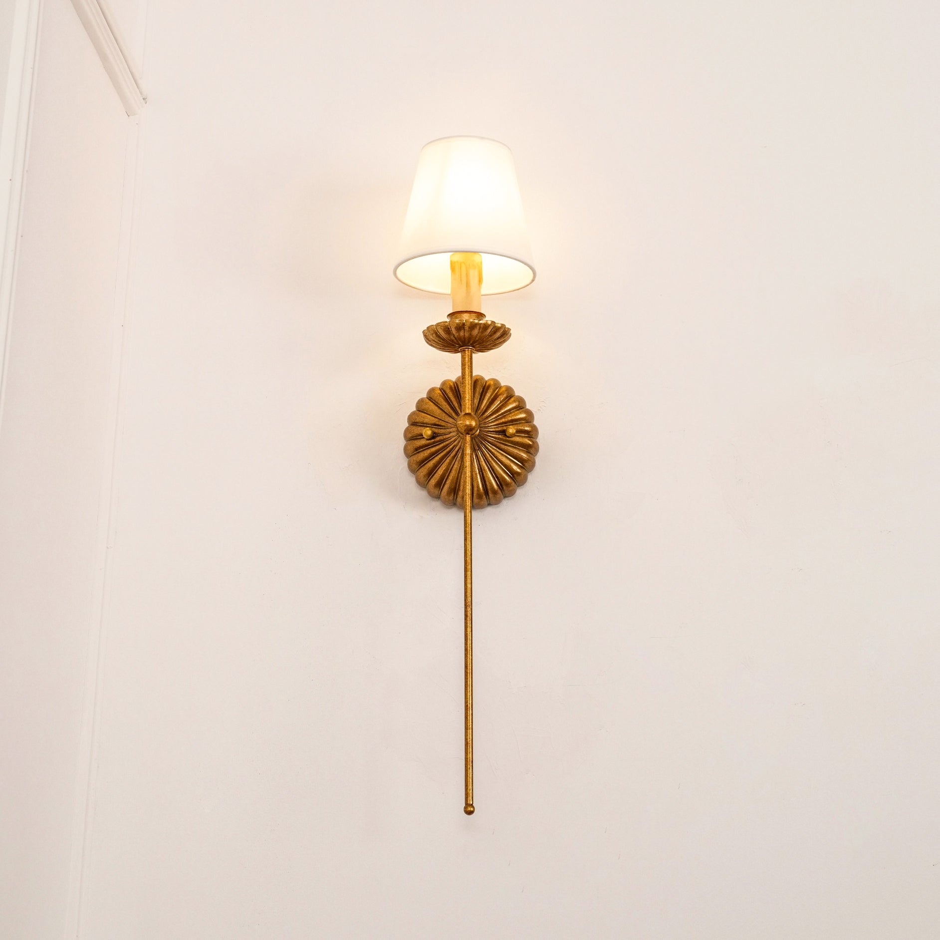 Axiom Wandlamp van Antiek Goudmetaal en Vintage Industrieel Stof