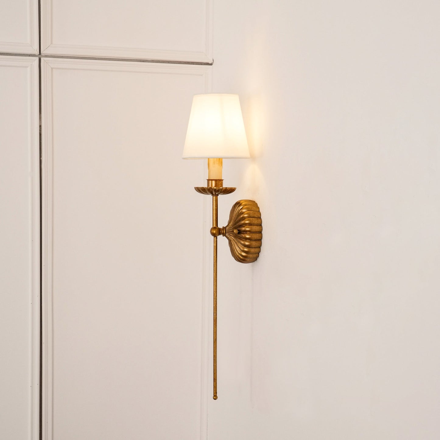 Axiom Wandlamp van Antiek Goudmetaal en Vintage Industrieel Stof