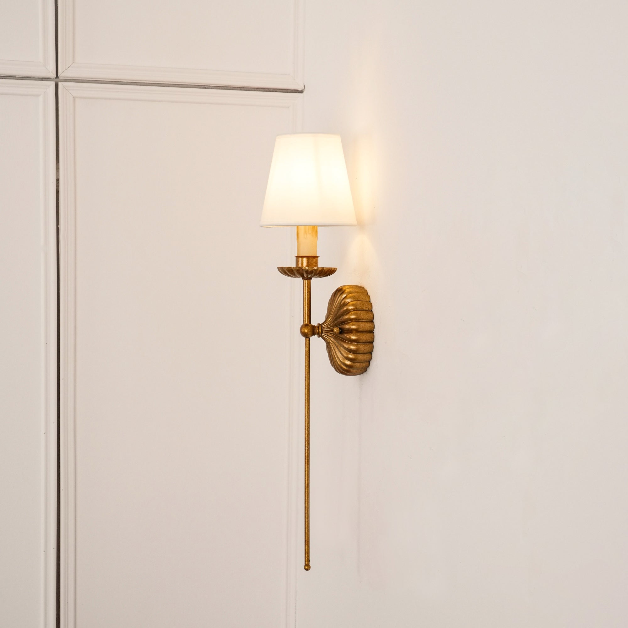 Axiom Wandlamp van Antiek Goudmetaal en Vintage Industrieel Stof