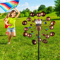 Zonne-energie aangedreven windspinner in glazen bol