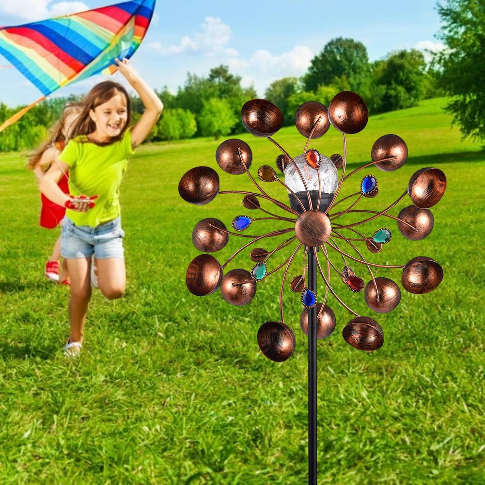 Zonne-energie aangedreven windspinner in glazen bol