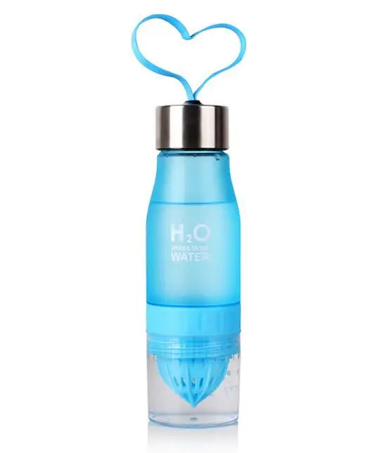 AquaLuxe Elite Hydratatie Fles | Stijlvolle 650ML plastic fles ontworpen om je verfrist te houden met elke slok water of sap.