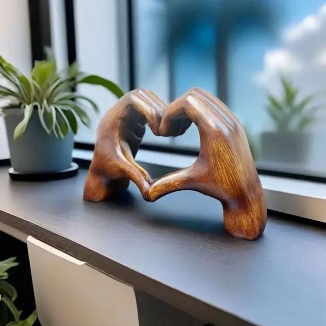 LoveSculpt Hout – Handgemaakte Decoratiefiguur van Hout voor een Liefdevol Thuis