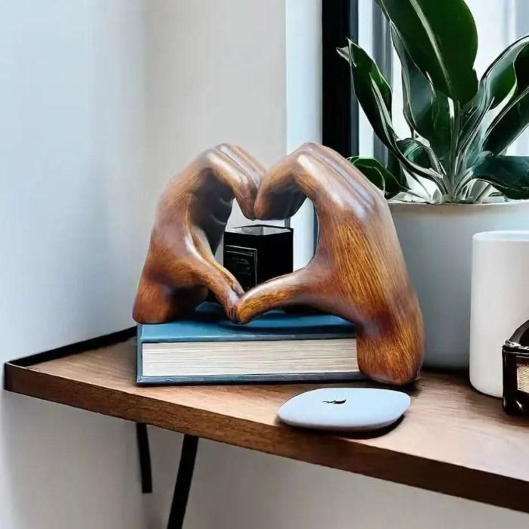 LoveSculpt Hout – Handgemaakte Decoratiefiguur van Hout voor een Liefdevol Thuis