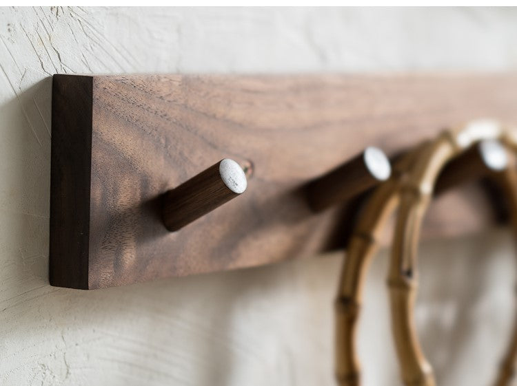 Minimalistische Houten Kapstok met Zen Ontwerp en Handgemaakte Natuurlijke Uiterlijk