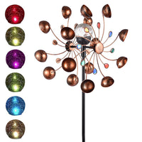 Zonne-energie aangedreven windspinner in glazen bol