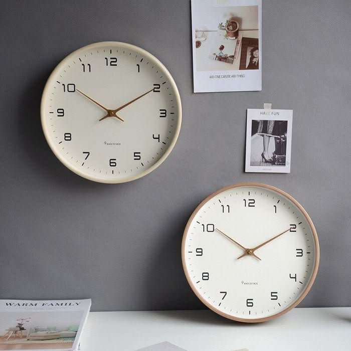 NordicTimber – Moderne Houten Wandklok van Massief Hout in Bruin & Crème