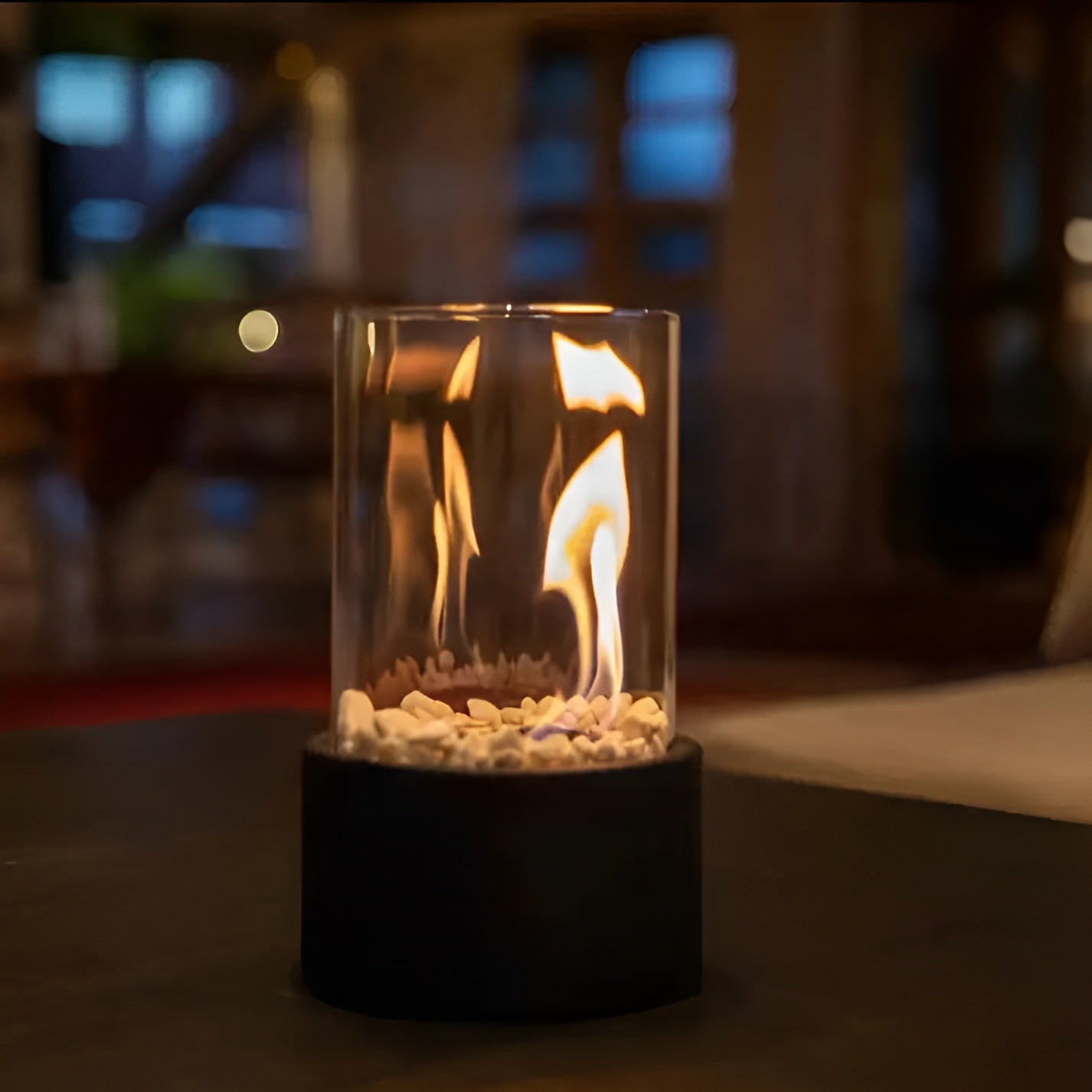 SleekFlame Tafelhaard - Stijlvolle zwarte metalen basis tafelvuur voor buiten