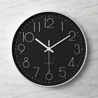 Elegante en Stille Wandklok met Reliëf Cijfers