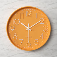 Elegante en Stille Wandklok met Reliëf Cijfers
