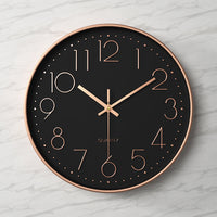 Elegante en Stille Wandklok met Reliëf Cijfers