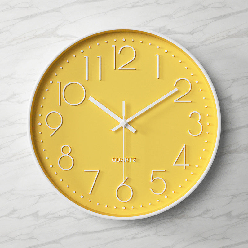 Elegante en Stille Wandklok met Reliëf Cijfers
