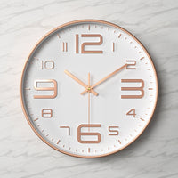 Elegante en Stille Wandklok met Reliëf Cijfers