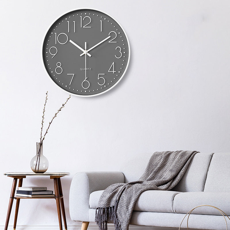 Elegante en Stille Wandklok met Reliëf Cijfers