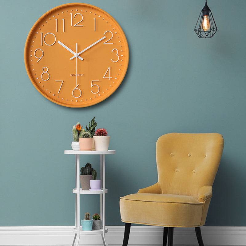 Elegante en Stille Wandklok met Reliëf Cijfers