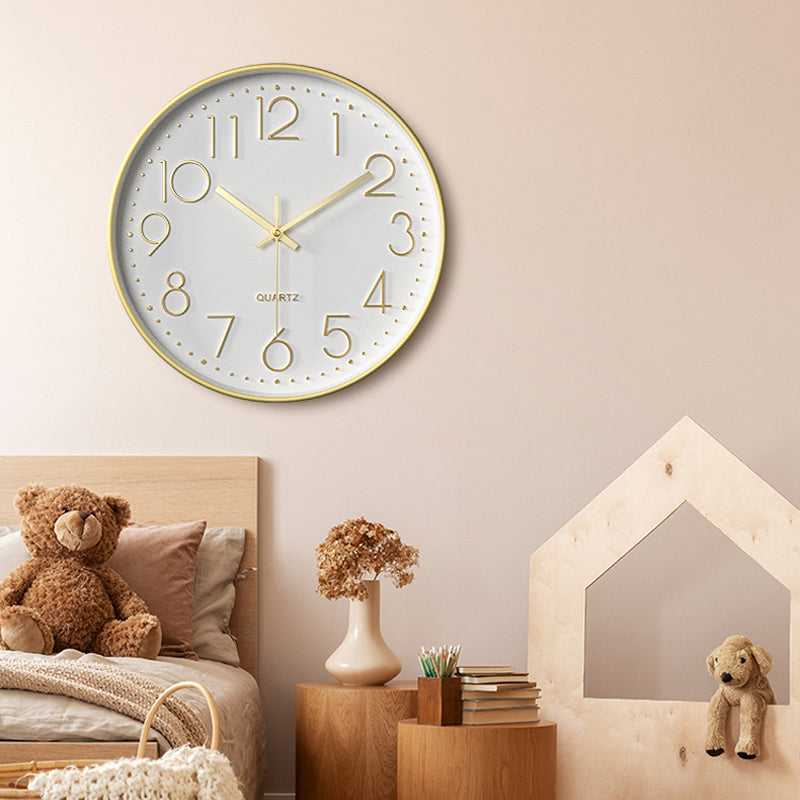 Elegante en Stille Wandklok met Reliëf Cijfers
