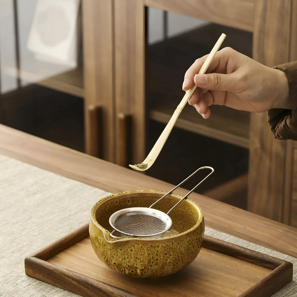 Authentiek Japanse Theeset voor Matcha – 5-delig Accessoire met handgemaakte keramische kom, zeef & bamboelepel