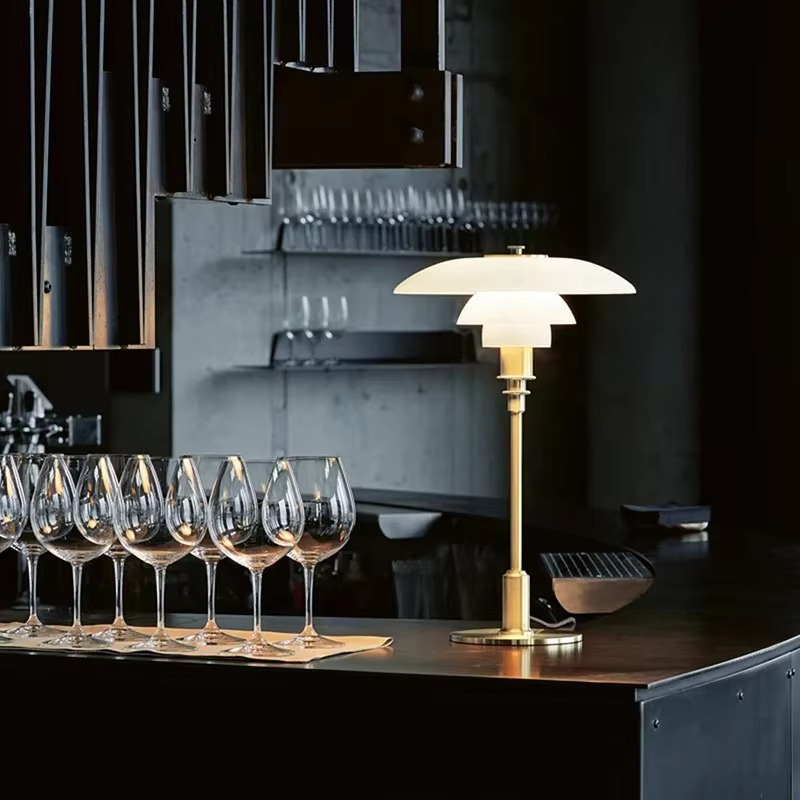 Moderne tafellamp met zachte sfeerverlichting
