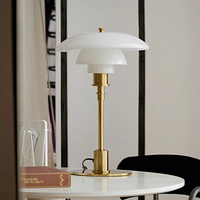 Moderne tafellamp met zachte sfeerverlichting
