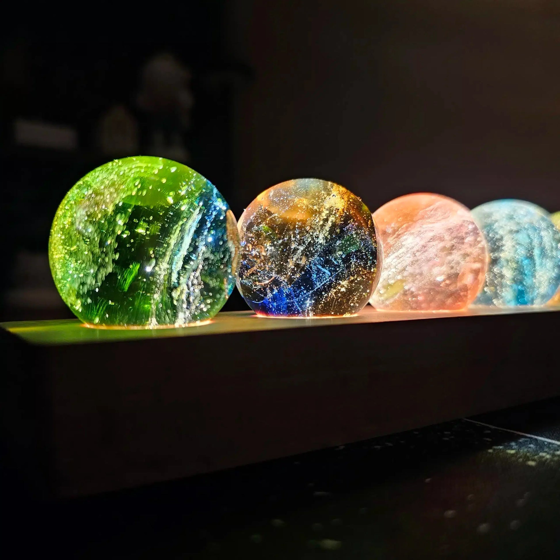 Kristallen lamp met kosmische lichteffecten