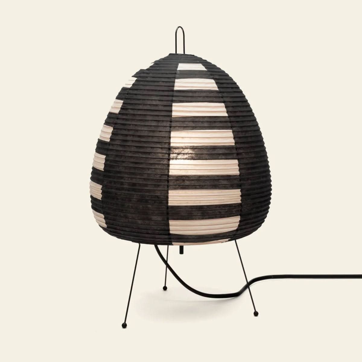 Tafellamp met rijstpapier lampenkap en Japans geïnspireerd ontwerp