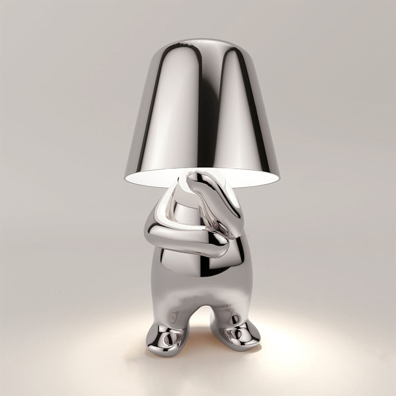 Metalen tafellamp met reflectieve artistieke vorm