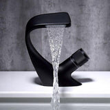 AQUACASCADE Wandkraan – Moderne Waterval Badmixer in Massief Messing