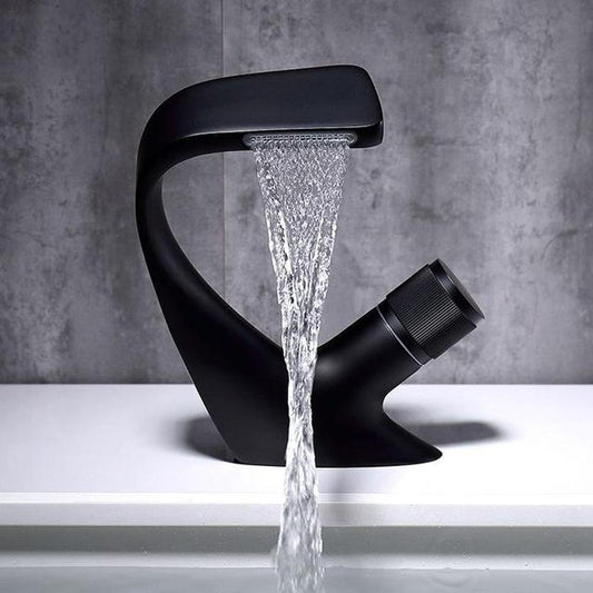 AQUACASCADE Wandkraan – Moderne Waterval Badmixer in Massief Messing