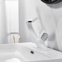 AQUACASCADE Wandkraan – Moderne Waterval Badmixer in Massief Messing