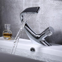 AQUACASCADE Wandkraan – Moderne Waterval Badmixer in Massief Messing