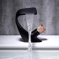 AQUACASCADE Wandkraan – Moderne Waterval Badmixer in Massief Messing