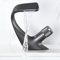 AQUACASCADE Wandkraan – Moderne Waterval Badmixer in Massief Messing