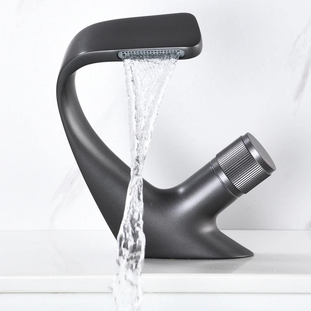 AQUACASCADE Wandkraan – Moderne Waterval Badmixer in Massief Messing