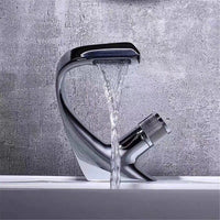 AQUACASCADE Wandkraan – Moderne Waterval Badmixer in Massief Messing