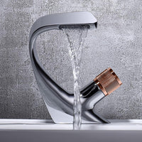 AQUACASCADE Wandkraan – Moderne Waterval Badmixer in Massief Messing