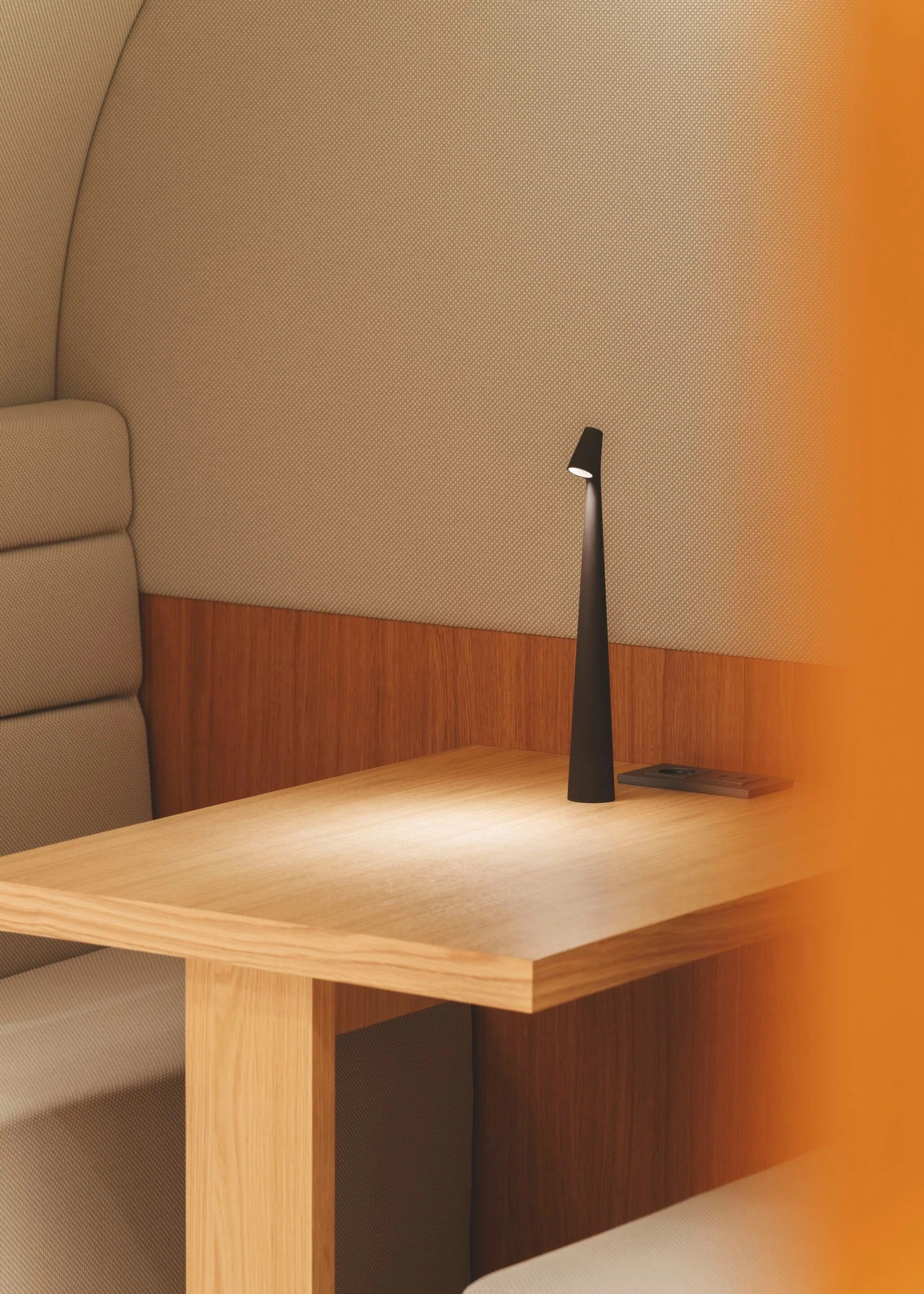 NordicGlow | Dimbare Draadloze LED Tafellamp voor Moderne Omgevingen