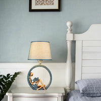 Moderne Meisje Lezende Hars Nachtlamp 1-Licht Tafelstandverlichting met Tapered Stoffen Schaduw in Blauw