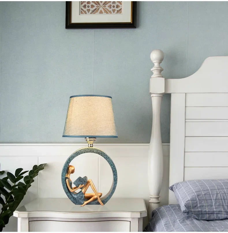 Moderne Meisje Lezende Hars Nachtlamp 1-Licht Tafelstandverlichting met Tapered Stoffen Schaduw in Blauw