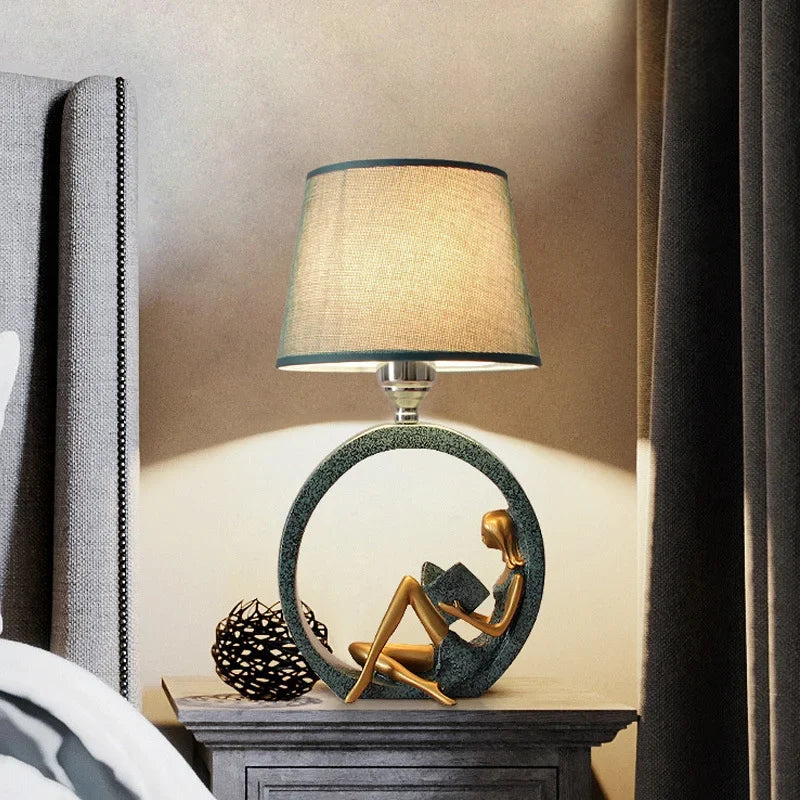 Moderne Meisje Lezende Hars Nachtlamp 1-Licht Tafelstandverlichting met Tapered Stoffen Schaduw in Blauw