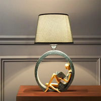 Moderne Meisje Lezende Hars Nachtlamp 1-Licht Tafelstandverlichting met Tapered Stoffen Schaduw in Blauw