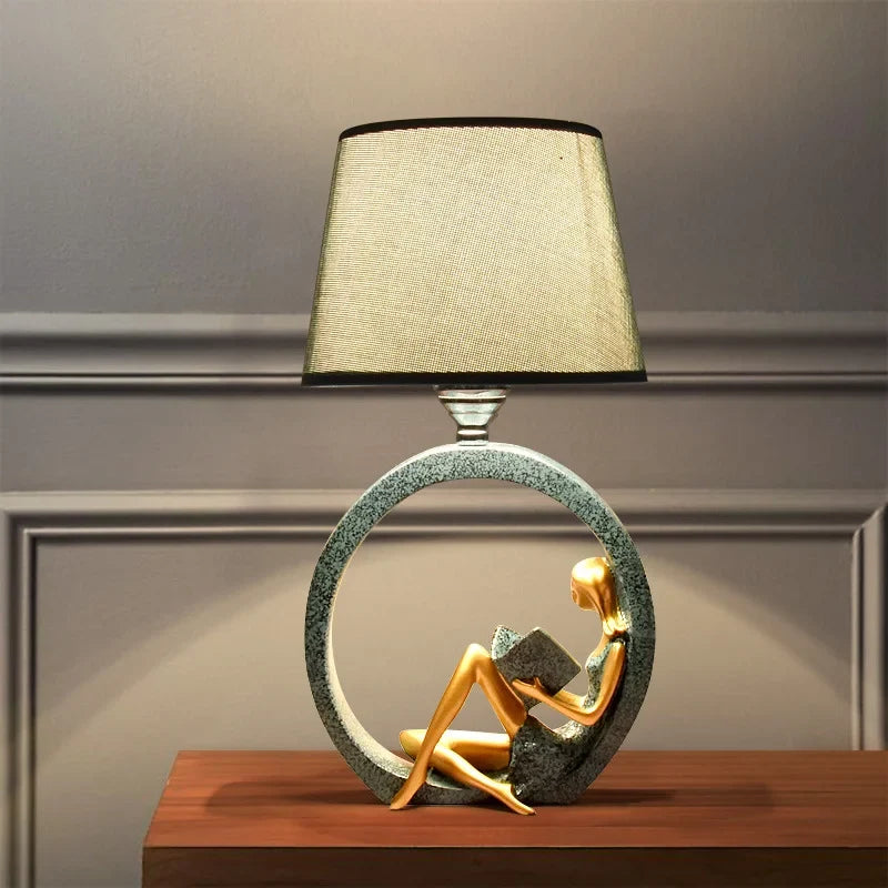 Moderne Meisje Lezende Hars Nachtlamp 1-Licht Tafelstandverlichting met Tapered Stoffen Schaduw in Blauw