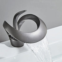 FlowArc – Moderne kraan voor de badkamer met watervaluitgang en minimalistische werking