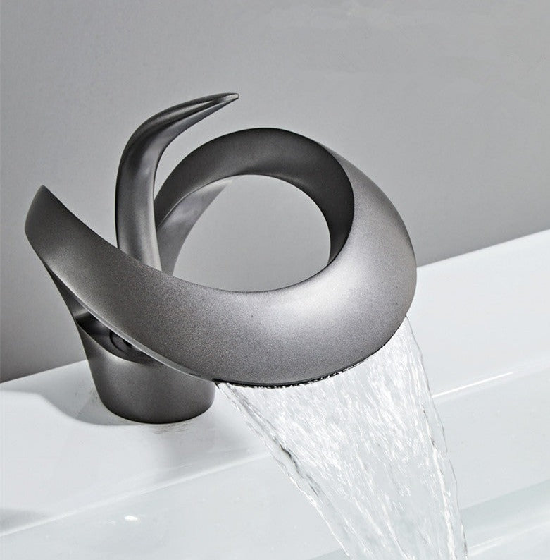 FlowArc – Moderne kraan voor de badkamer met watervaluitgang en minimalistische werking