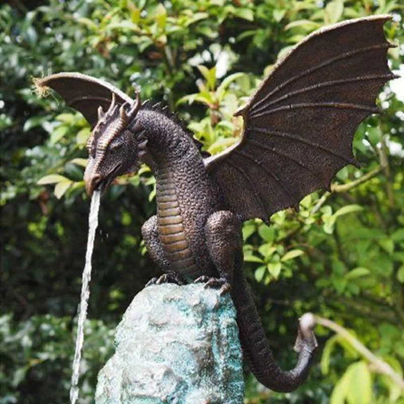 Majestueuze vuurspuwende drakenfonteinsculptuur