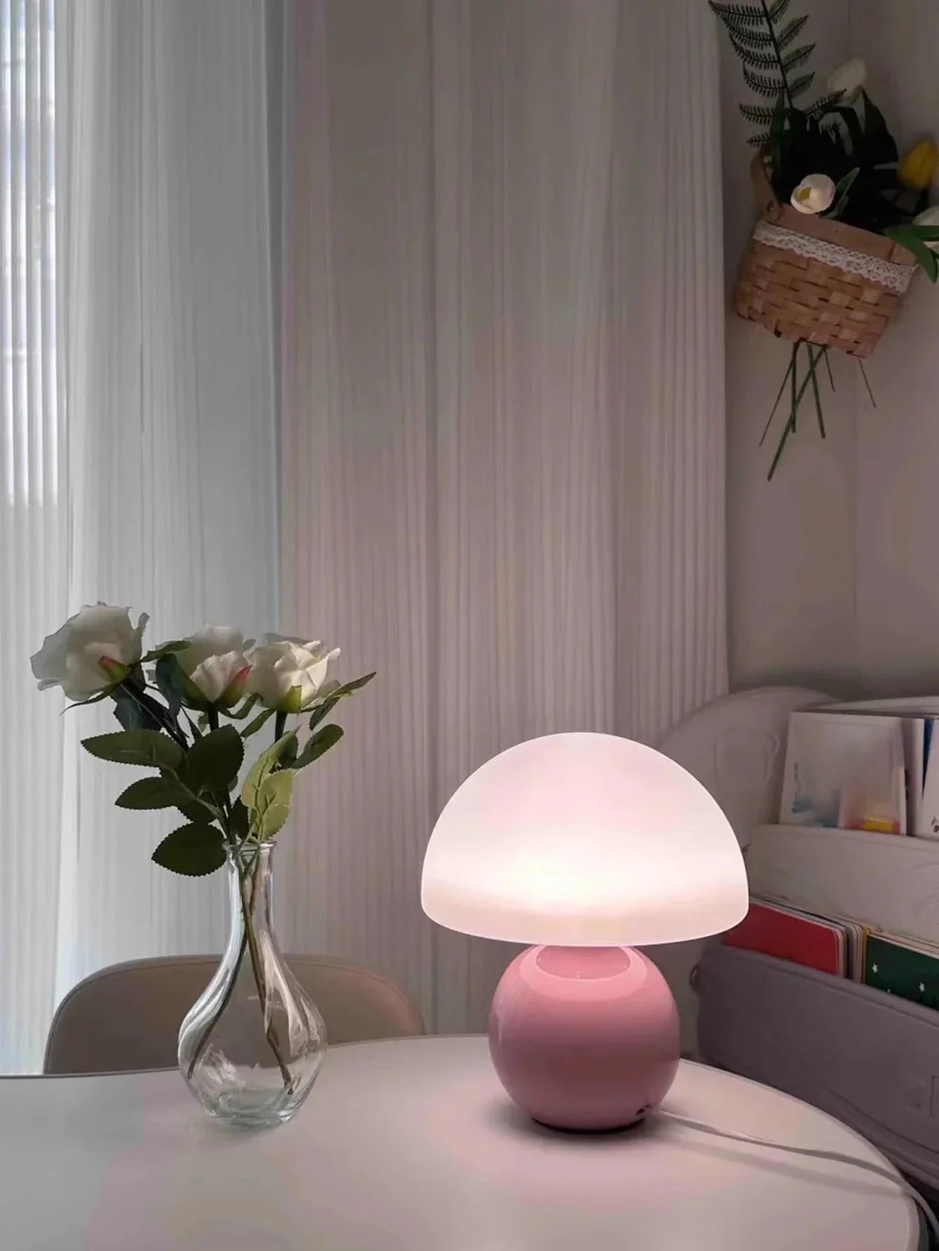 Moderne tafellamp met bolvormige basis en paddenstoelvormige lampenkap – minimalistische stijl