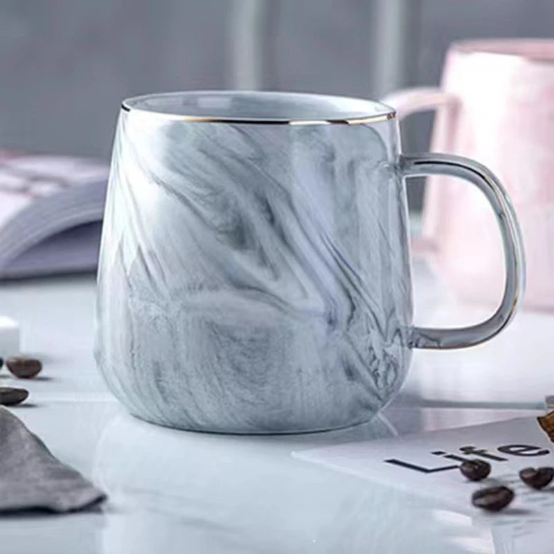 LuxeCeramica Nordic Elegance Mok | Exquise keramische beker met een gouden rand, perfect voor koffie en havermout, met een verbluffend marmerpatroon voor een vleugje verfijning.