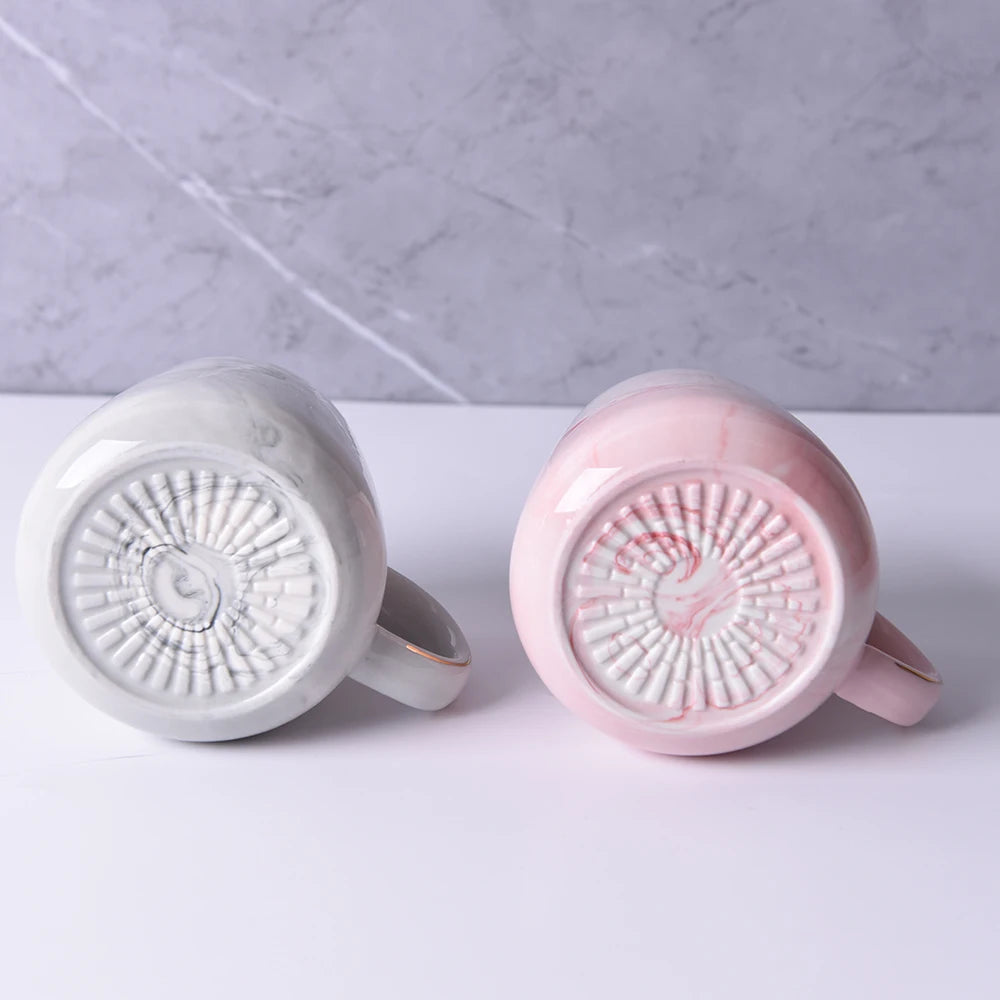 LuxeCeramica Nordic Elegance Mok | Exquise keramische beker met een gouden rand, perfect voor koffie en havermout, met een verbluffend marmerpatroon voor een vleugje verfijning.