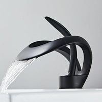 FlowArc – Moderne kraan voor de badkamer met watervaluitgang en minimalistische werking
